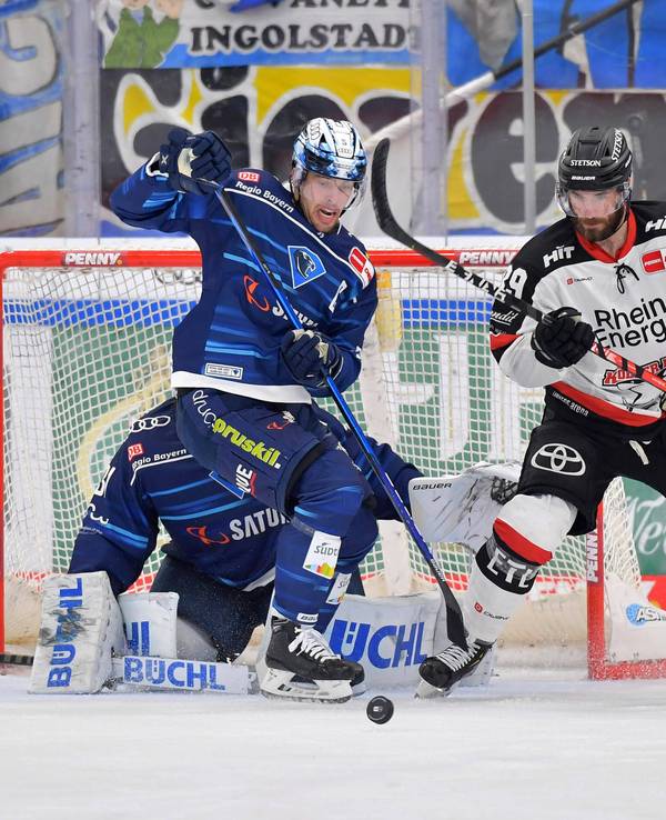 Fabio Wagner und Landon Ferraro vom ERC Ingolstadt im Duell mit Daniel Pietta von den Kölner Haien