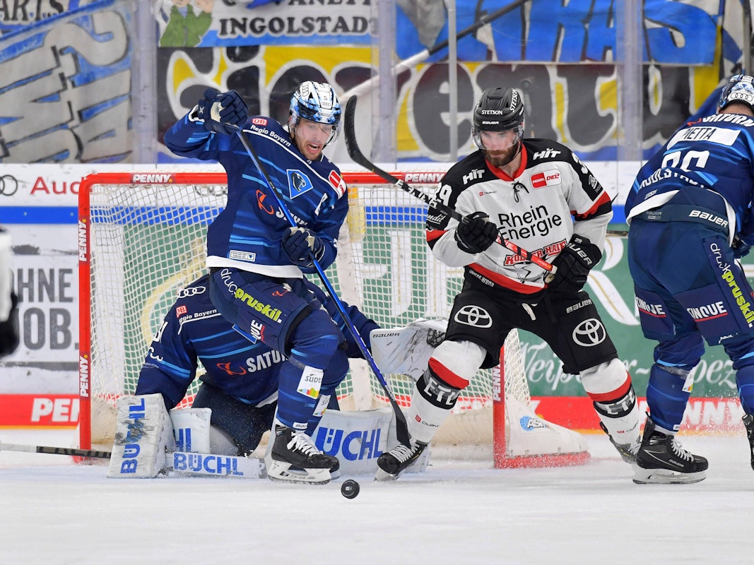 Fabio Wagner und Landon Ferraro vom ERC Ingolstadt im Duell mit Daniel Pietta von den Kölner Haien