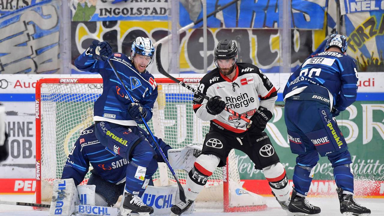Fabio Wagner und Landon Ferraro vom ERC Ingolstadt im Duell mit Daniel Pietta von den Kölner Haien