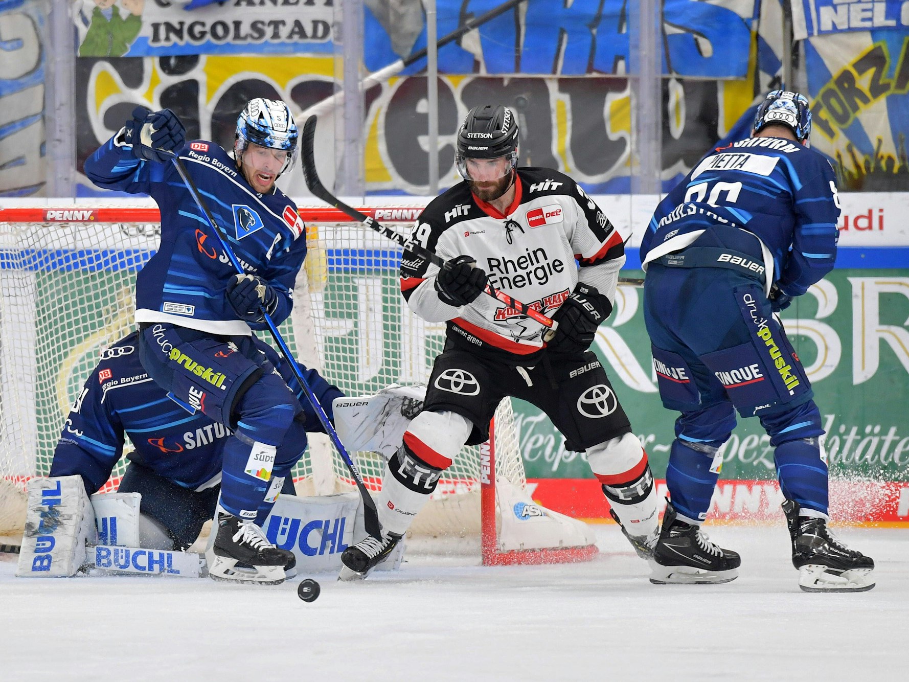 Fabio Wagner und Landon Ferraro vom ERC Ingolstadt im Duell mit Daniel Pietta von den Kölner Haien