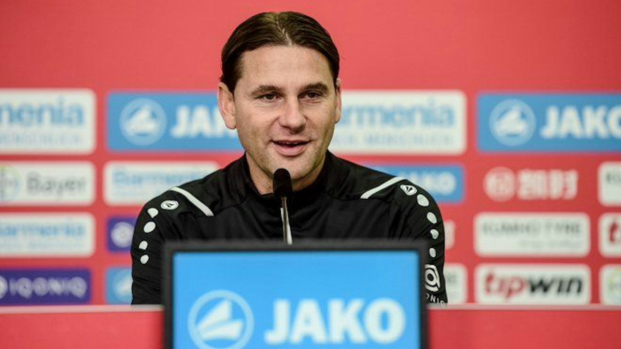 Gerardo Seoane spricht auf der Pressekonferenz von Bayer Leverkusen.