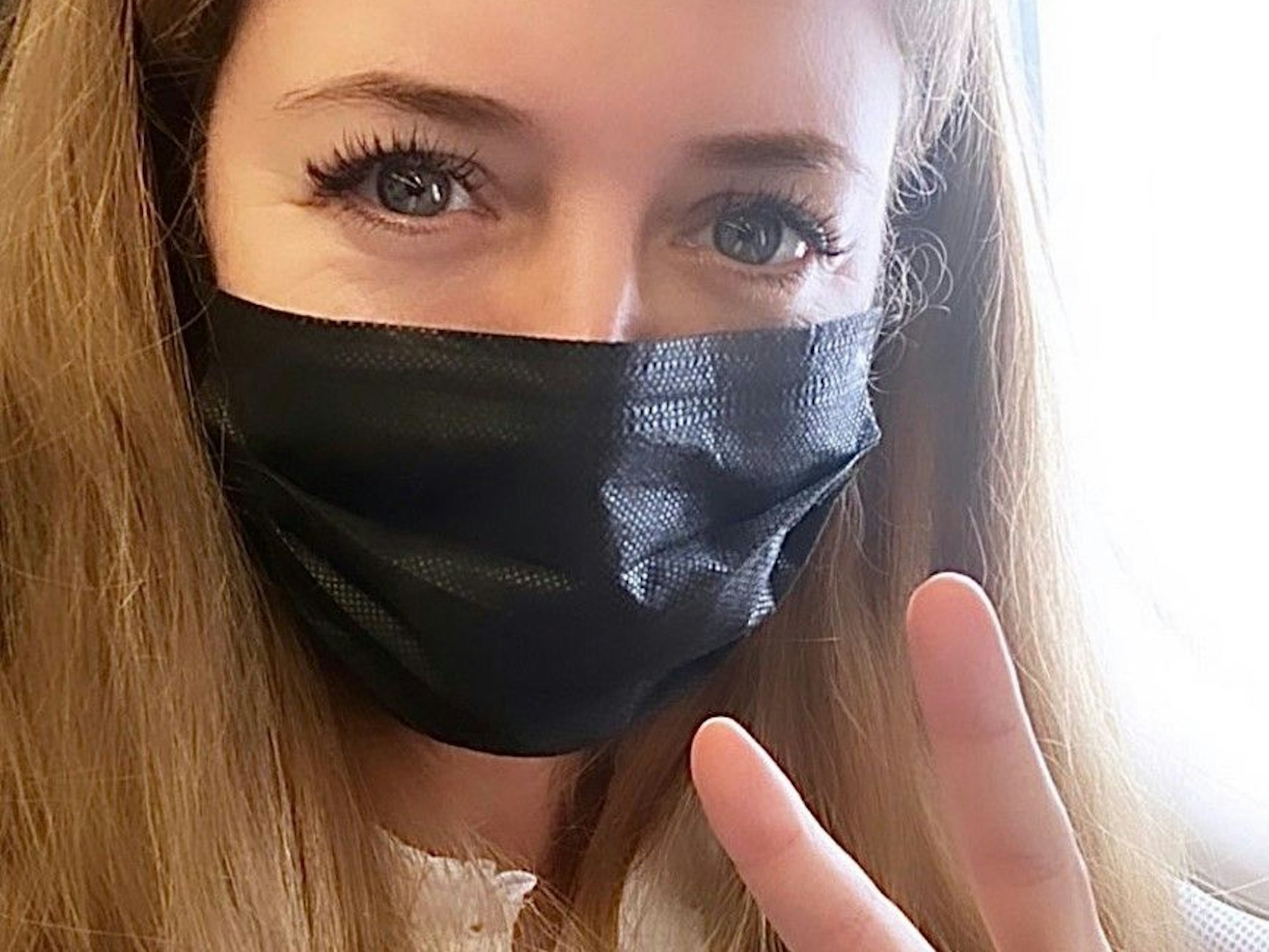 Sängerin Jeanne Altfeld macht nach der Landung in Köln das Victory-Zeichen.