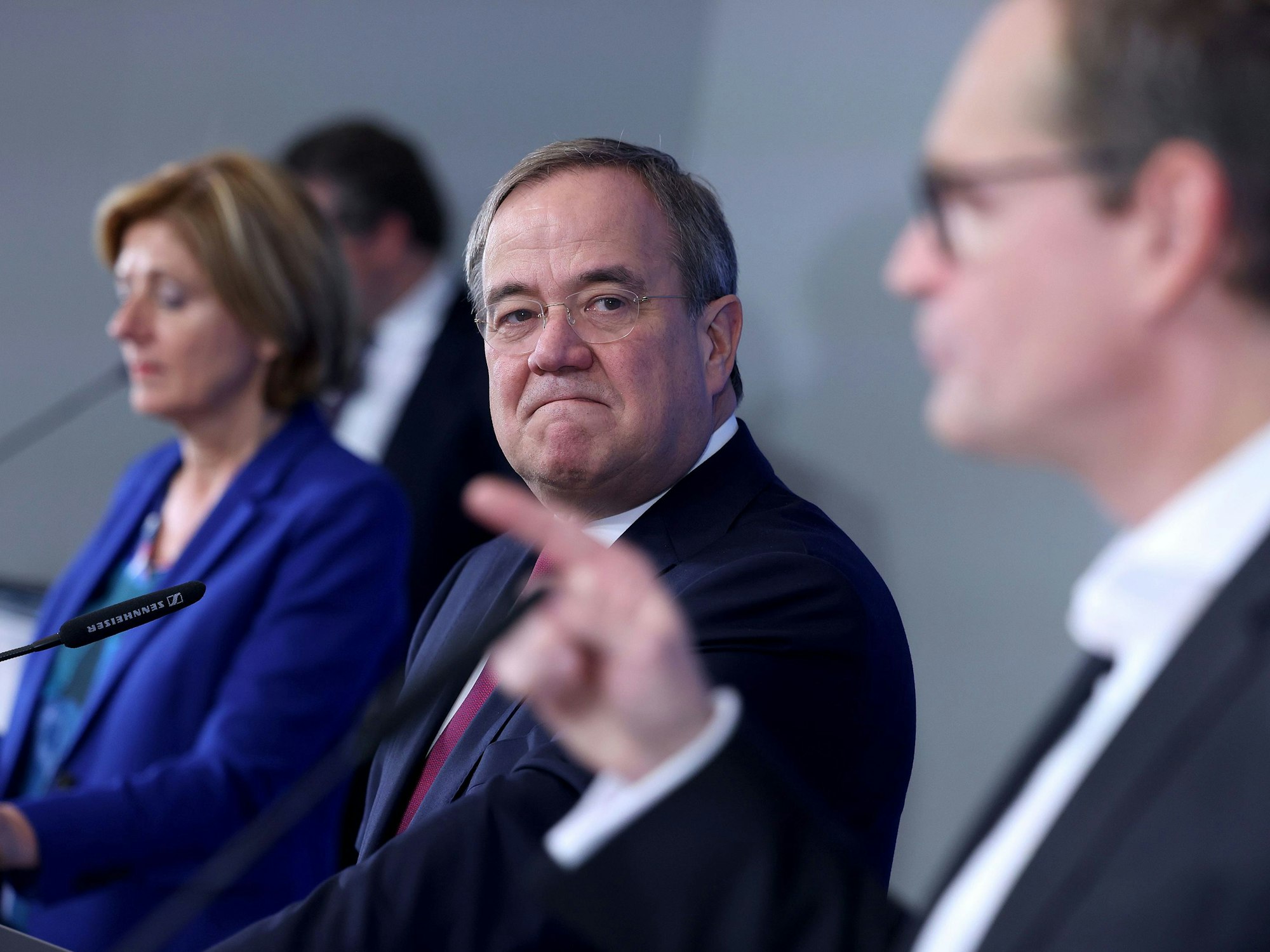 Armin Laschet (M, CDU), Malu Dreyer (SPD) und Michael Müller nach der Ministerpräsidentenkonferenz in Königswinter.