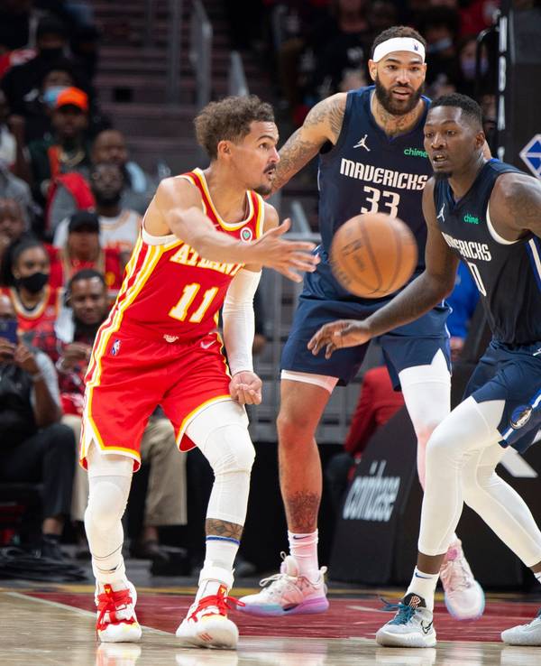 Trae Young (l) von den Atlanta Hawks wirft den Ball.