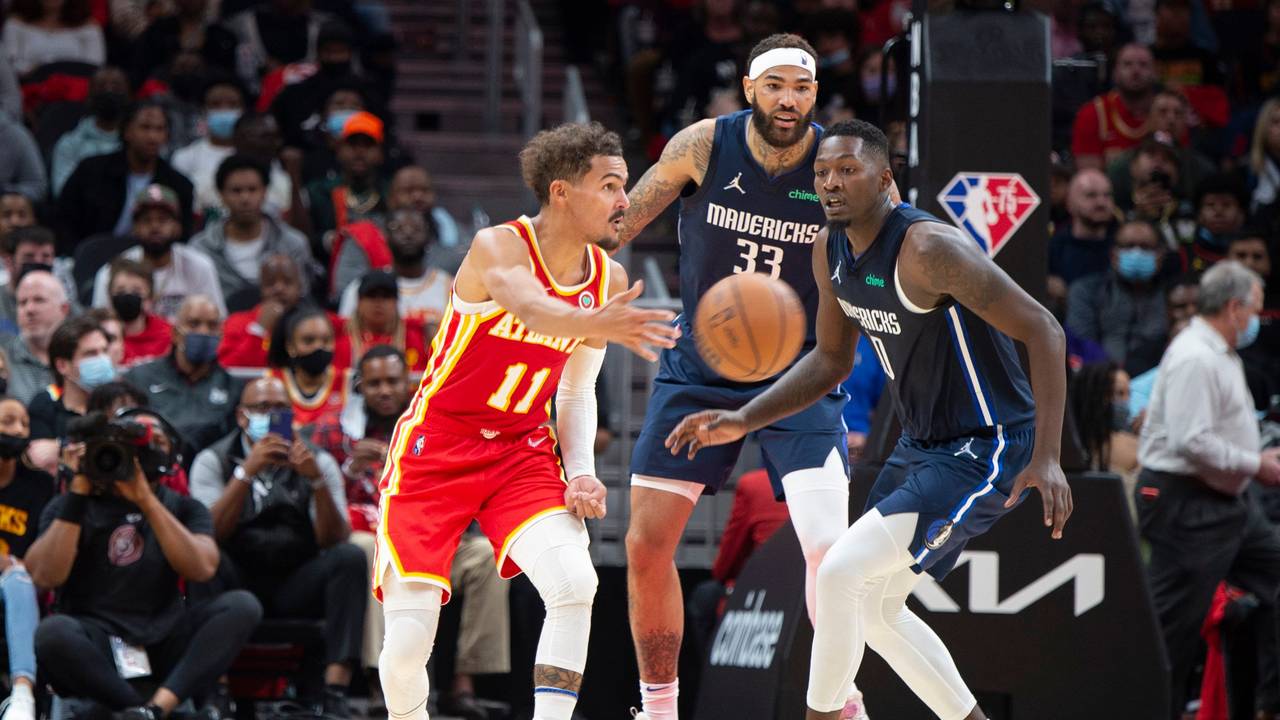 Trae Young (l) von den Atlanta Hawks wirft den Ball.