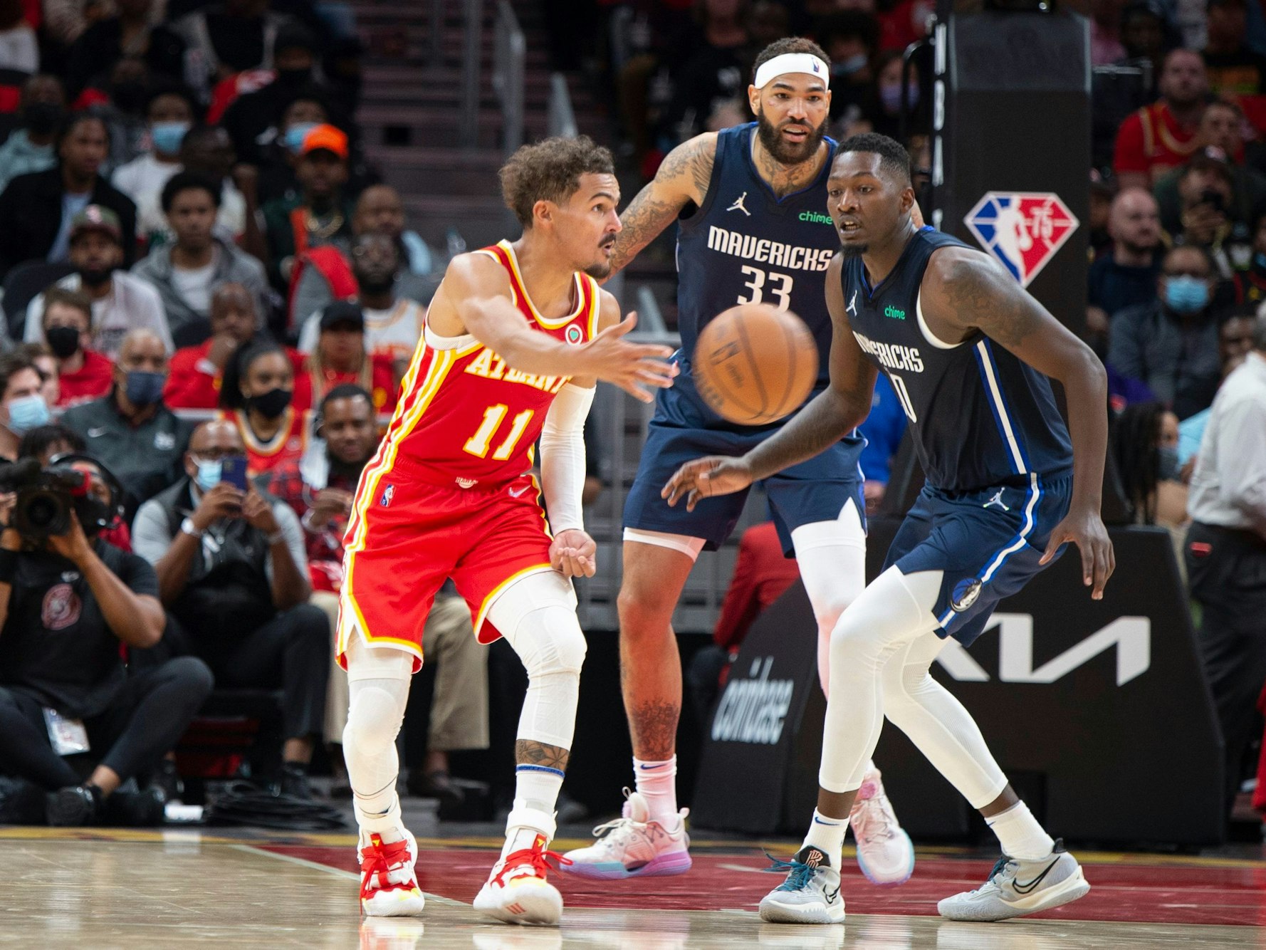 Trae Young (l) von den Atlanta Hawks wirft den Ball.