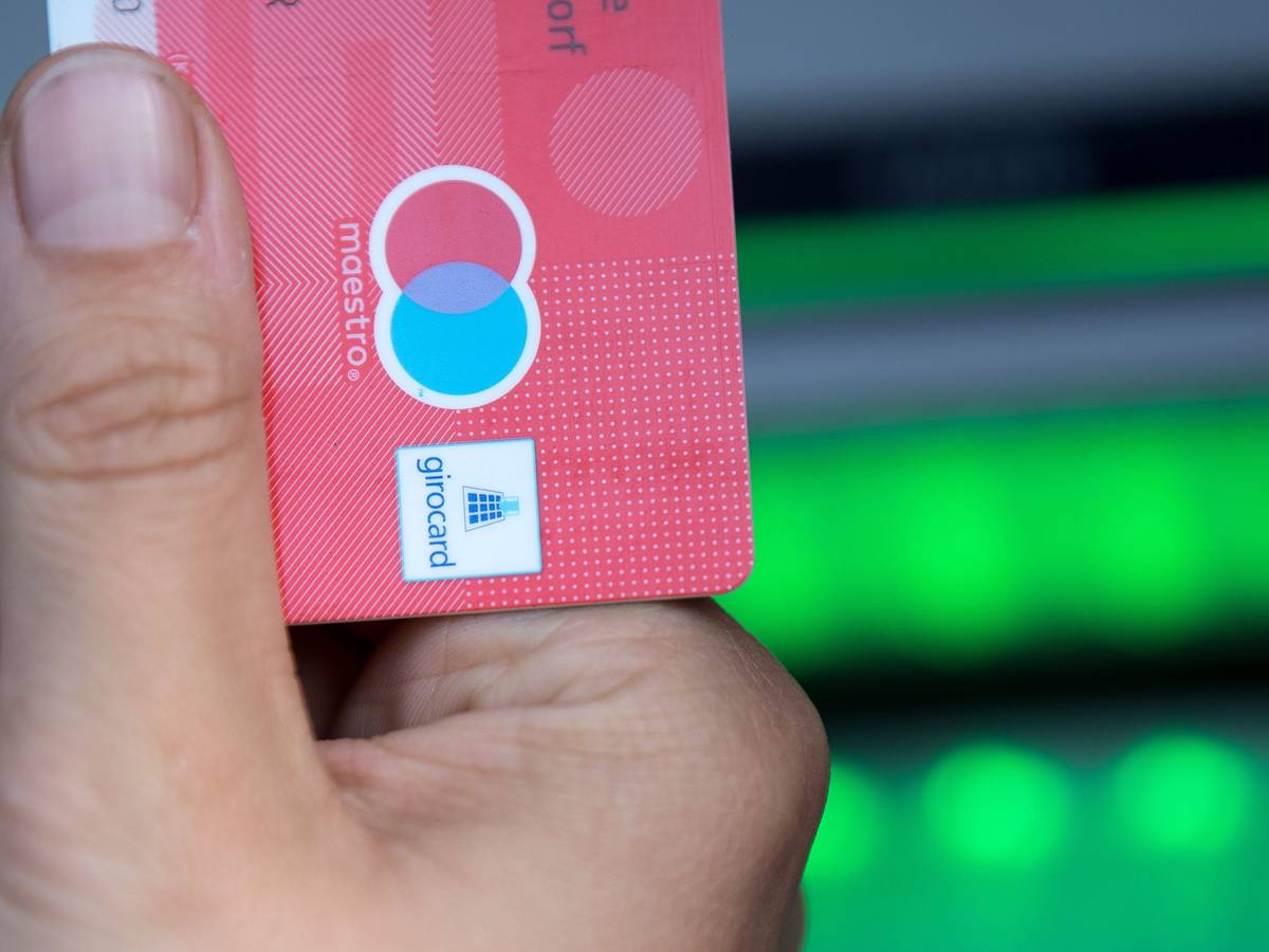 Eine Bankkundin hebt mit ihrer Girokarte Bargeld von einem Geldautomaten ab. Ab 1. Juli 2023 dürfen nach einer Entscheidung des US-Kartenriesen Mastercard keine Maestro-fähigen Girokarten mehr ausgegeben werden, die den Einsatz der beliebten Zahlungskarte außerhalb Deutschlands ermöglichen.
