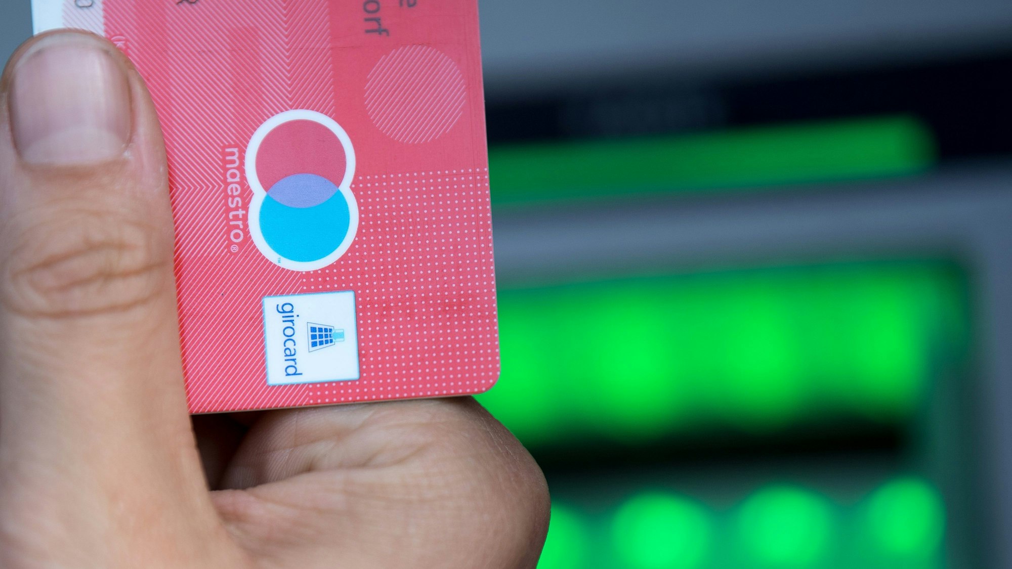 Eine Bankkundin hebt mit ihrer Girokarte Bargeld von einem Geldautomaten ab. Ab 1. Juli 2023 dürfen nach einer Entscheidung des US-Kartenriesen Mastercard keine Maestro-fähigen Girokarten mehr ausgegeben werden, die den Einsatz der beliebten Zahlungskarte außerhalb Deutschlands ermöglichen.