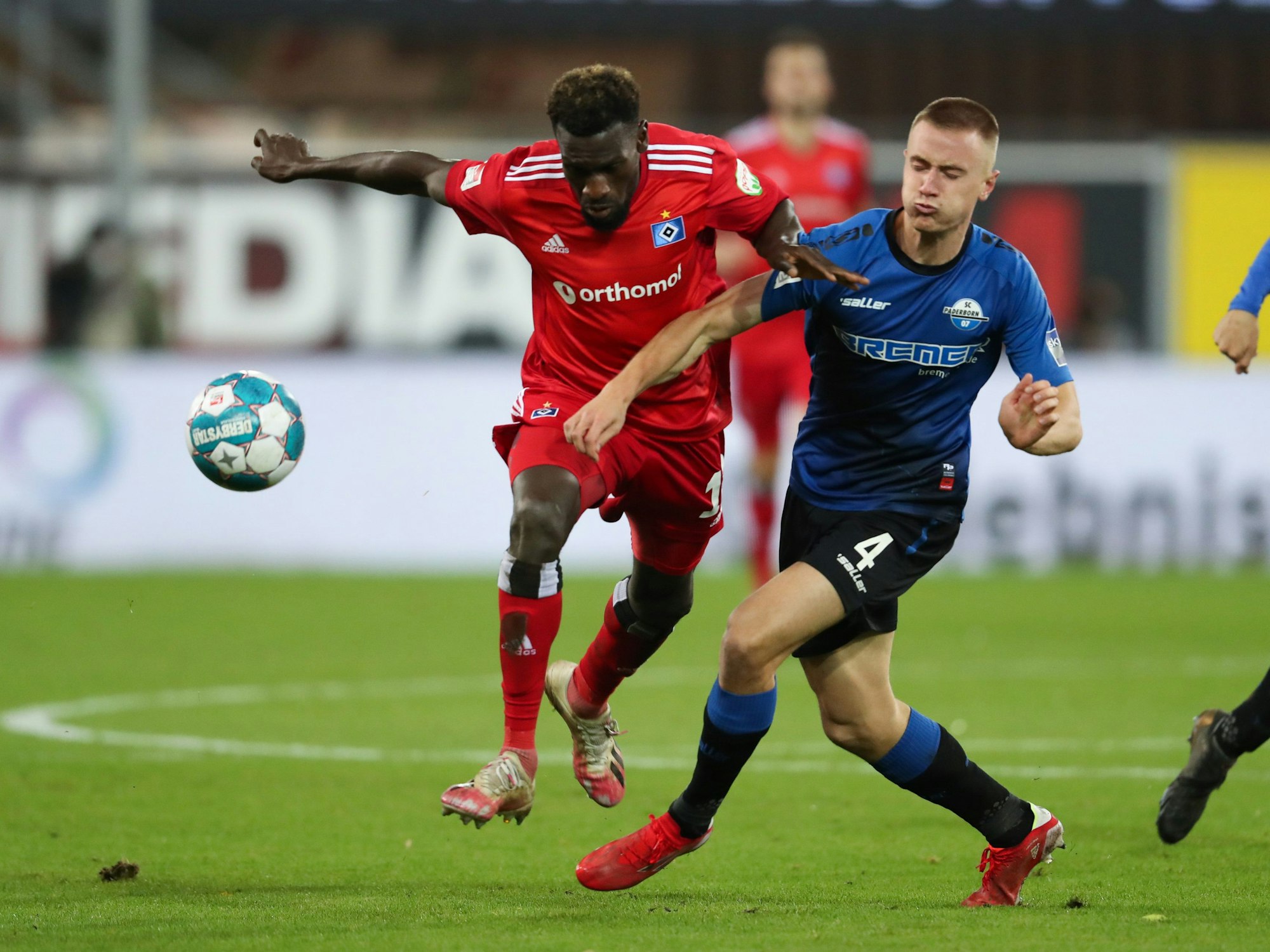 Jasper van der Werff im Duell mit Bakery Jatta