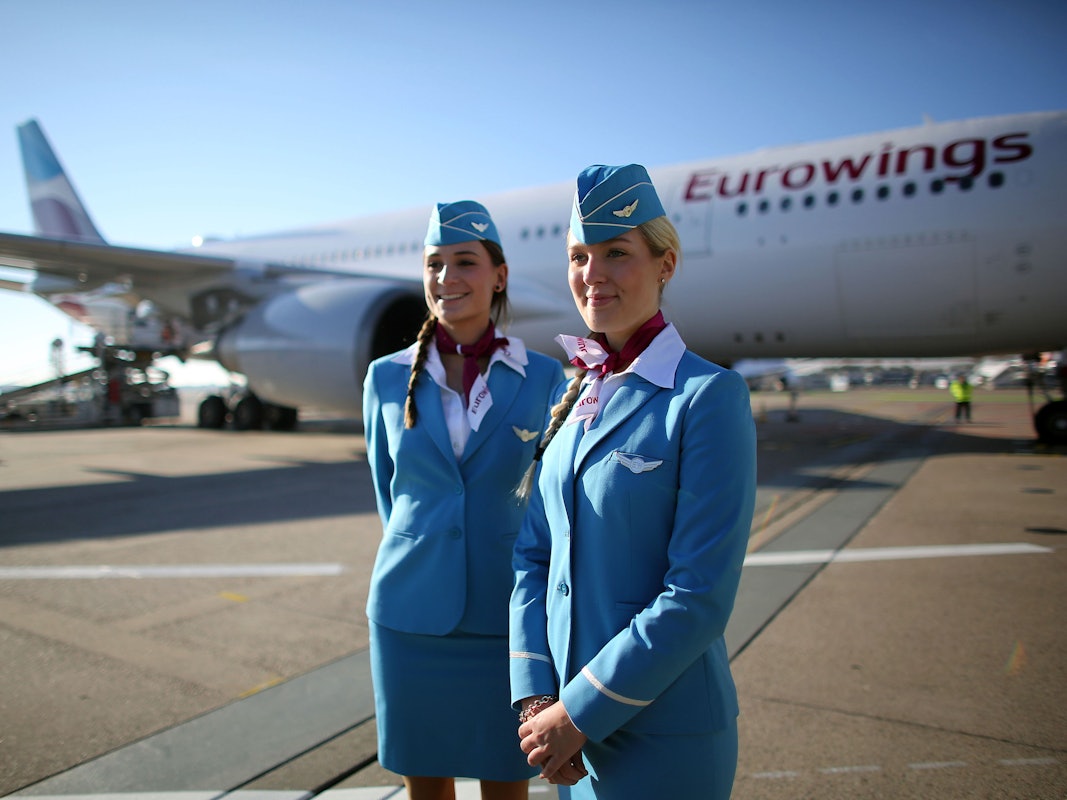 Stewardessen führen beim Boarding unbemerkt eine Überprüfung der Fluggäste durch. Auf dem Foto (aufgenommen am 2. November 2015) sieht man zwei Stewardessen der Eurowings vor einem A 330.