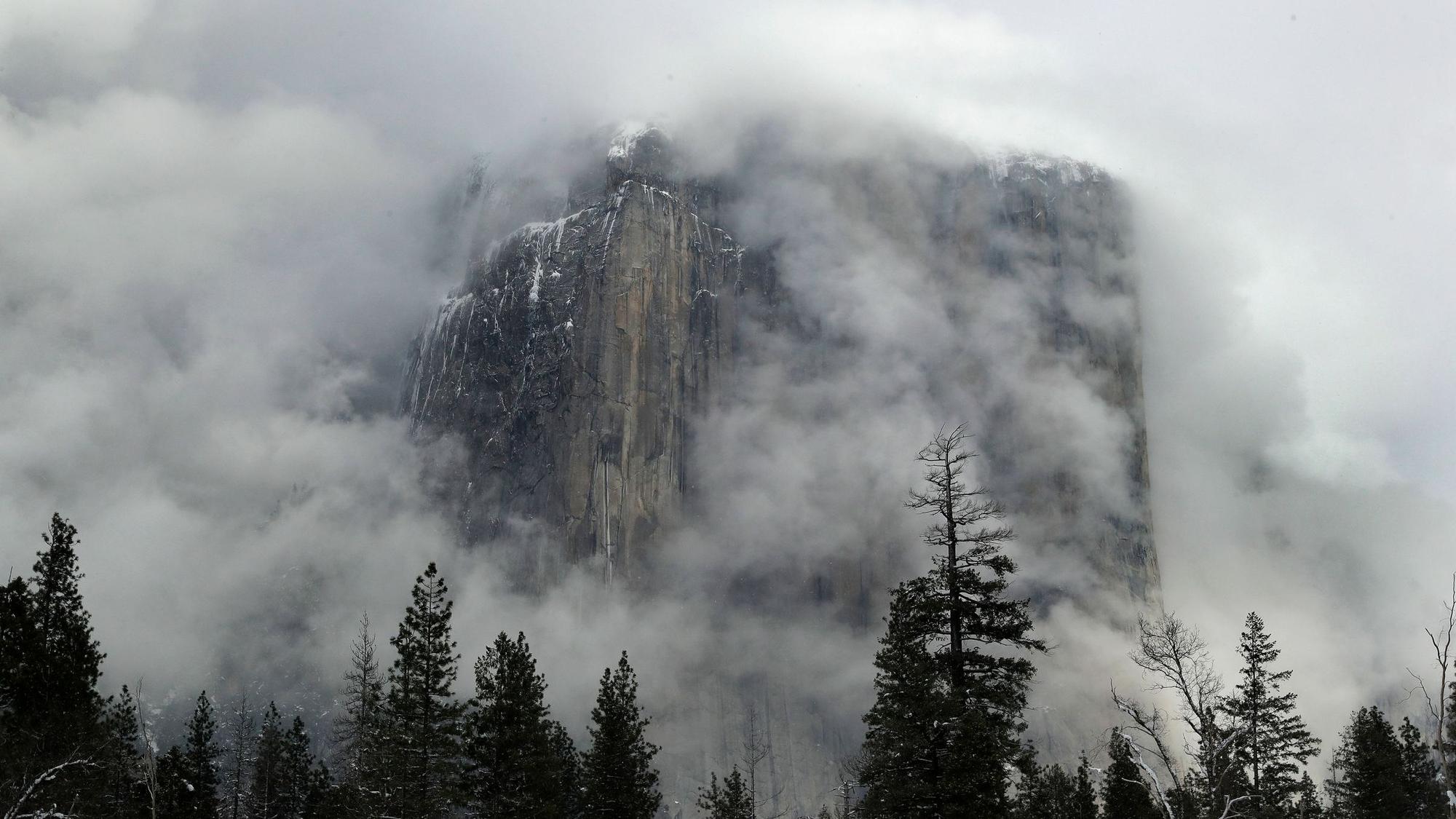 Nebel bedeckt das Wahrzeichen von El Capitan im Yosemite Nationalpark. Eine Familie war Mitte August in der Sierra-Nevada-Bergregion südwestlich vom Yosemite-Nationalpark zu einer Tageswanderung aufgebrochen und nicht zurückgekehrt.