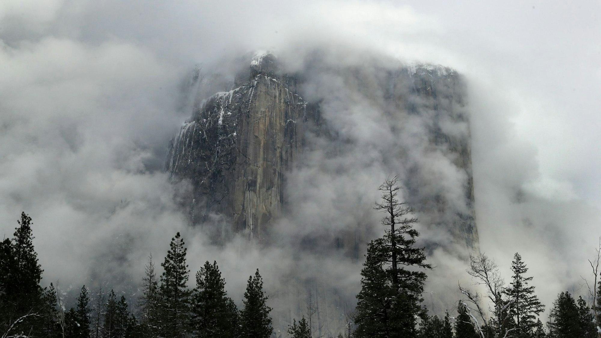 Nebel bedeckt das Wahrzeichen von El Capitan im Yosemite Nationalpark. Eine Familie war Mitte August in der Sierra-Nevada-Bergregion südwestlich vom Yosemite-Nationalpark zu einer Tageswanderung aufgebrochen und nicht zurückgekehrt.