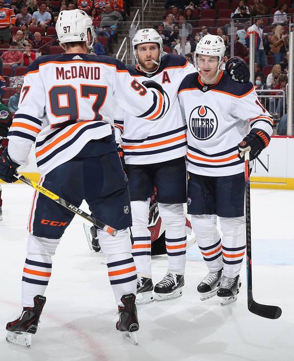 Die Stars der Edmonton Oilers Connor McDavid, Leon Draisaitl und Zach Hyman jubeln.