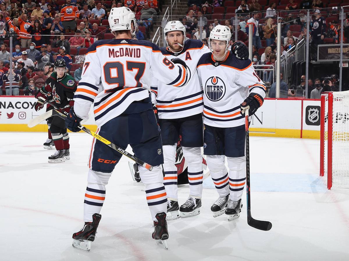 Die Stars der Edmonton Oilers Connor McDavid, Leon Draisaitl und Zach Hyman jubeln.
