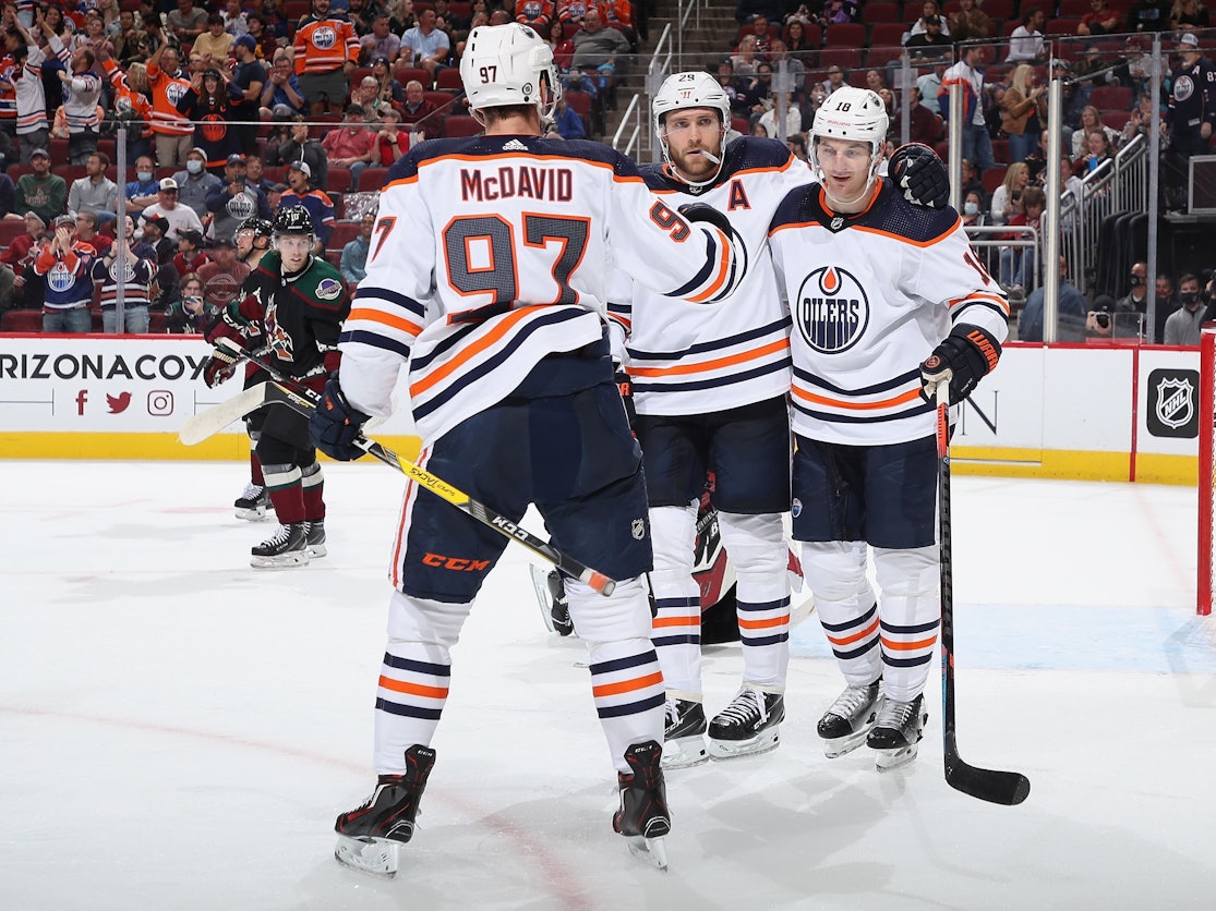 Die Stars der Edmonton Oilers Connor McDavid, Leon Draisaitl und Zach Hyman jubeln.