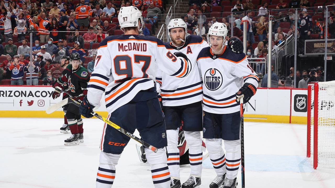 Die Stars der Edmonton Oilers Connor McDavid, Leon Draisaitl und Zach Hyman jubeln.