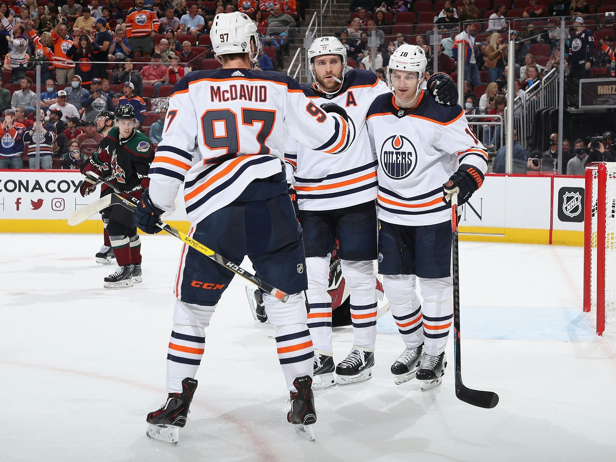 Die Stars der Edmonton Oilers Connor McDavid, Leon Draisaitl und Zach Hyman jubeln.