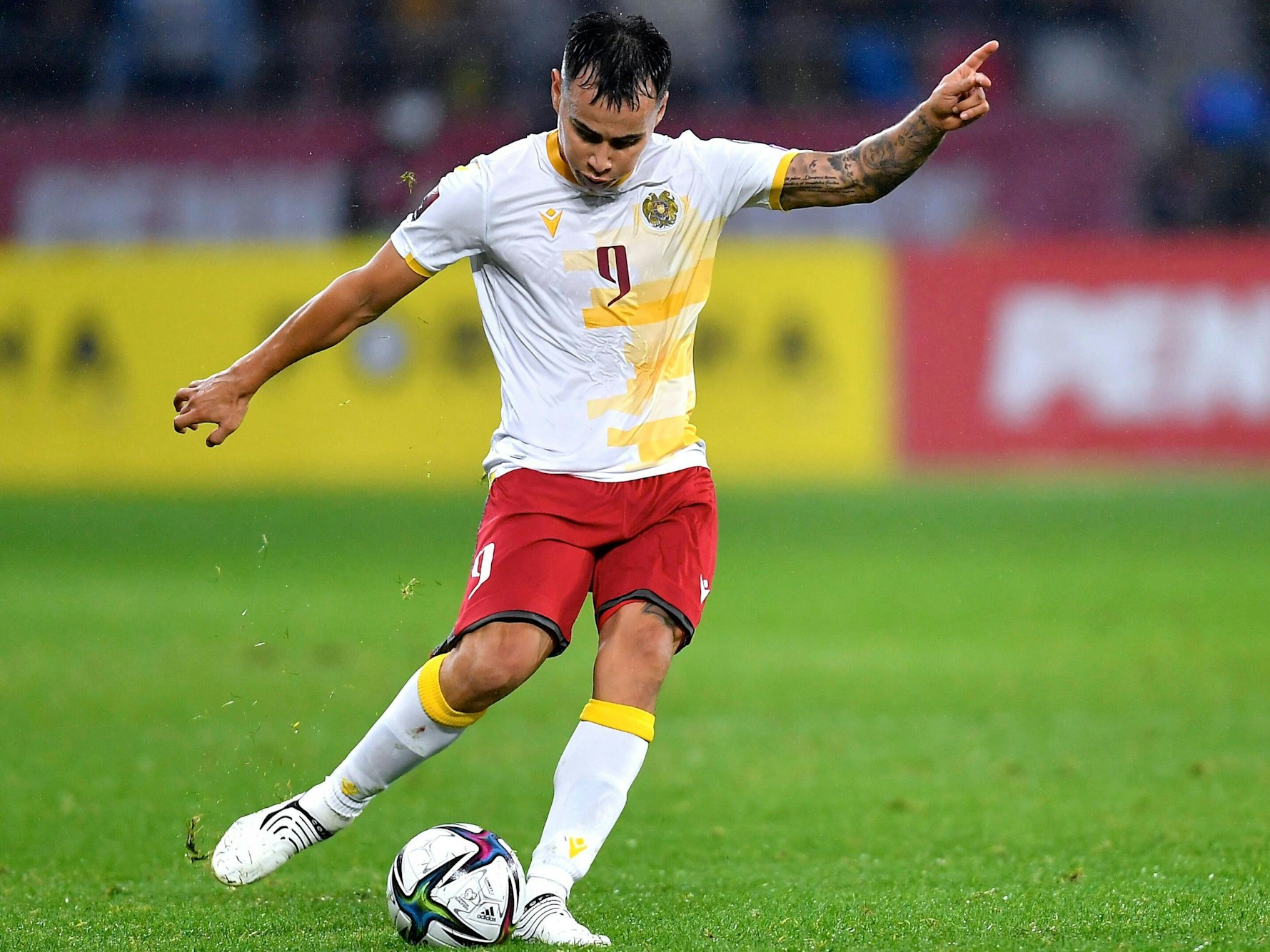 Lucas Zelarayán tritt im Trikot von Armenien in der WM-Quali gegen den Ball.