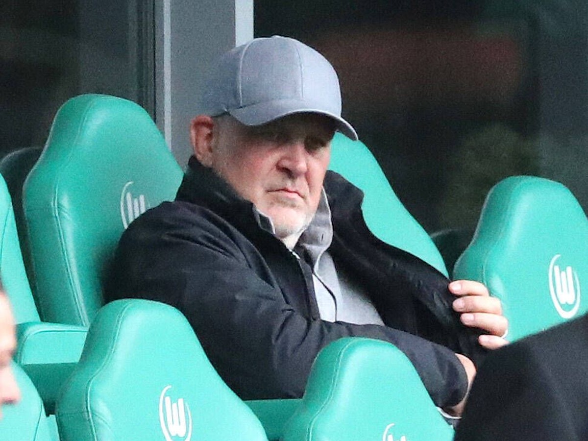 VfL Wolfsburgs Geschäftsführer Jörg Schmadtke auf der Tribüne der Volkswagen-Arena.