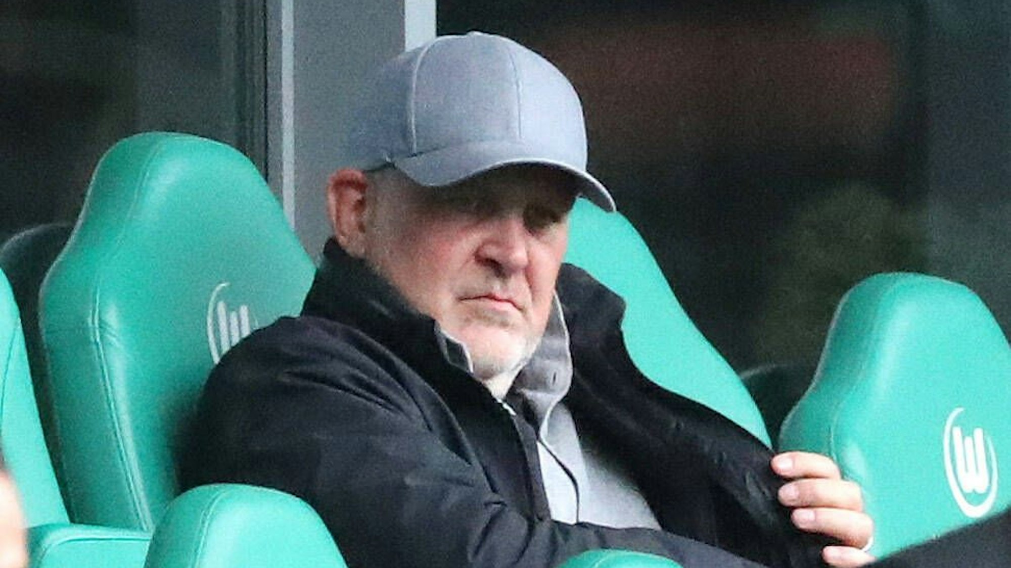 VfL Wolfsburgs Geschäftsführer Jörg Schmadtke auf der Tribüne der Volkswagen-Arena.