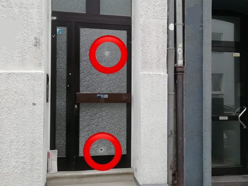 Rocker-Angriff? Samstagnacht (23. Oktober 2021) haben Unbekannte auf einen Mann in der Kölner Altstadt geschossen. An dieser Hauswand und der Eingangstür waren Einschusslöcher zu sehen.