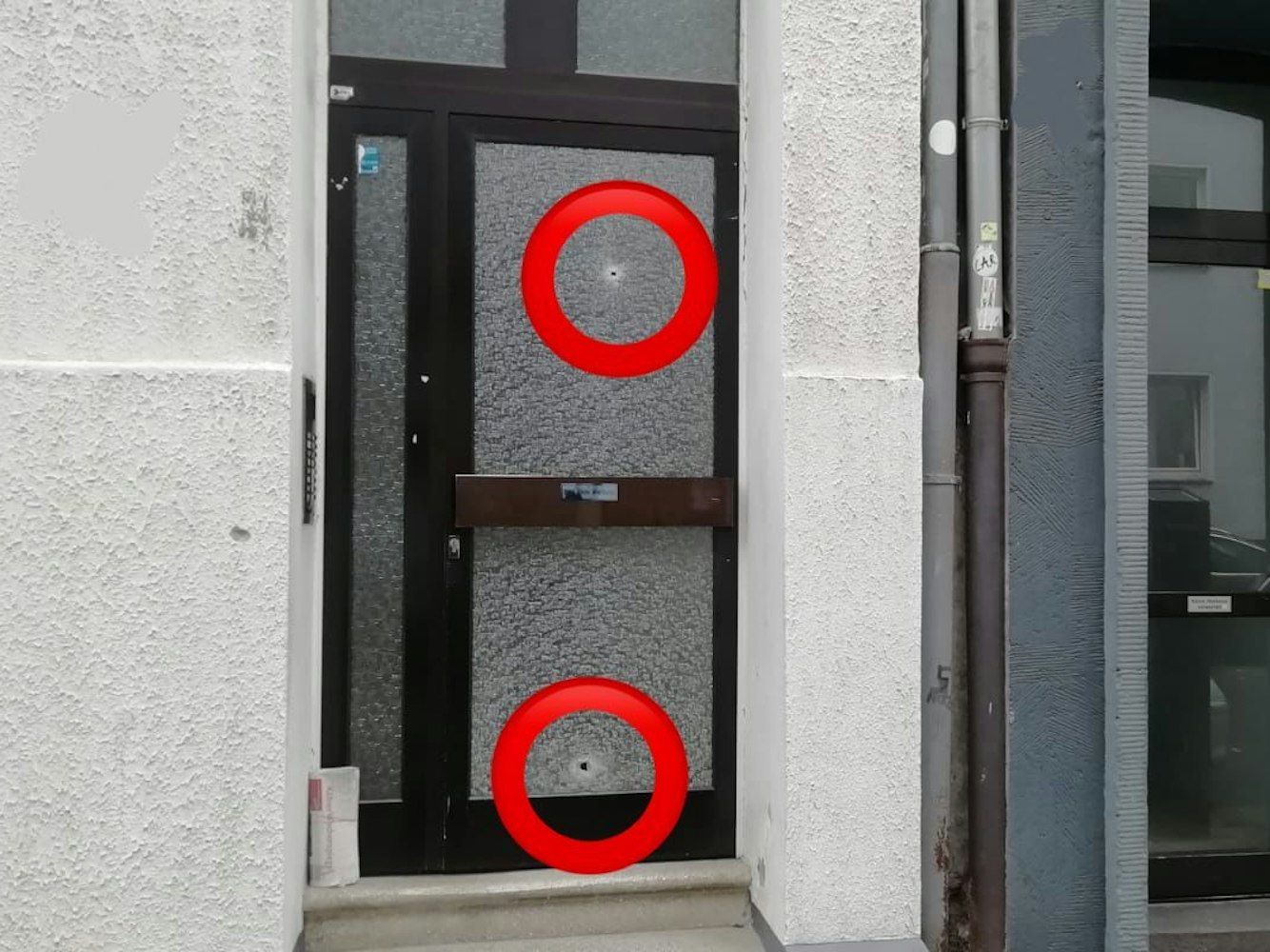 Rocker-Angriff? Samstagnacht (23. Oktober 2021) haben Unbekannte auf einen Mann in der Kölner Altstadt geschossen. An dieser Hauswand und der Eingangstür waren Einschusslöcher zu sehen.