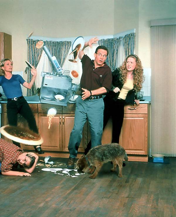 Ein Disney-Klassiker in den USA: „Liebling, ich habe die Kinder geschrumpft“ – in der 66-teiligen Serie (1999 bis 2000) spielte Peter Scolari den Familienvater und Erfinder Wayne Szalinski (2. von rechts).