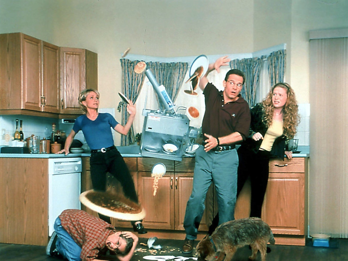 Ein Disney-Klassiker in den USA: „Liebling, ich habe die Kinder geschrumpft“ – in der 66-teiligen Serie (1999 bis 2000) spielte Peter Scolari den Familienvater und Erfinder Wayne Szalinski (2. von rechts).