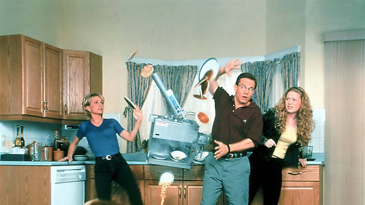 Ein Disney-Klassiker in den USA: „Liebling, ich habe die Kinder geschrumpft“ – in der 66-teiligen Serie (1999 bis 2000) spielte Peter Scolari den Familienvater und Erfinder Wayne Szalinski (2. von rechts).