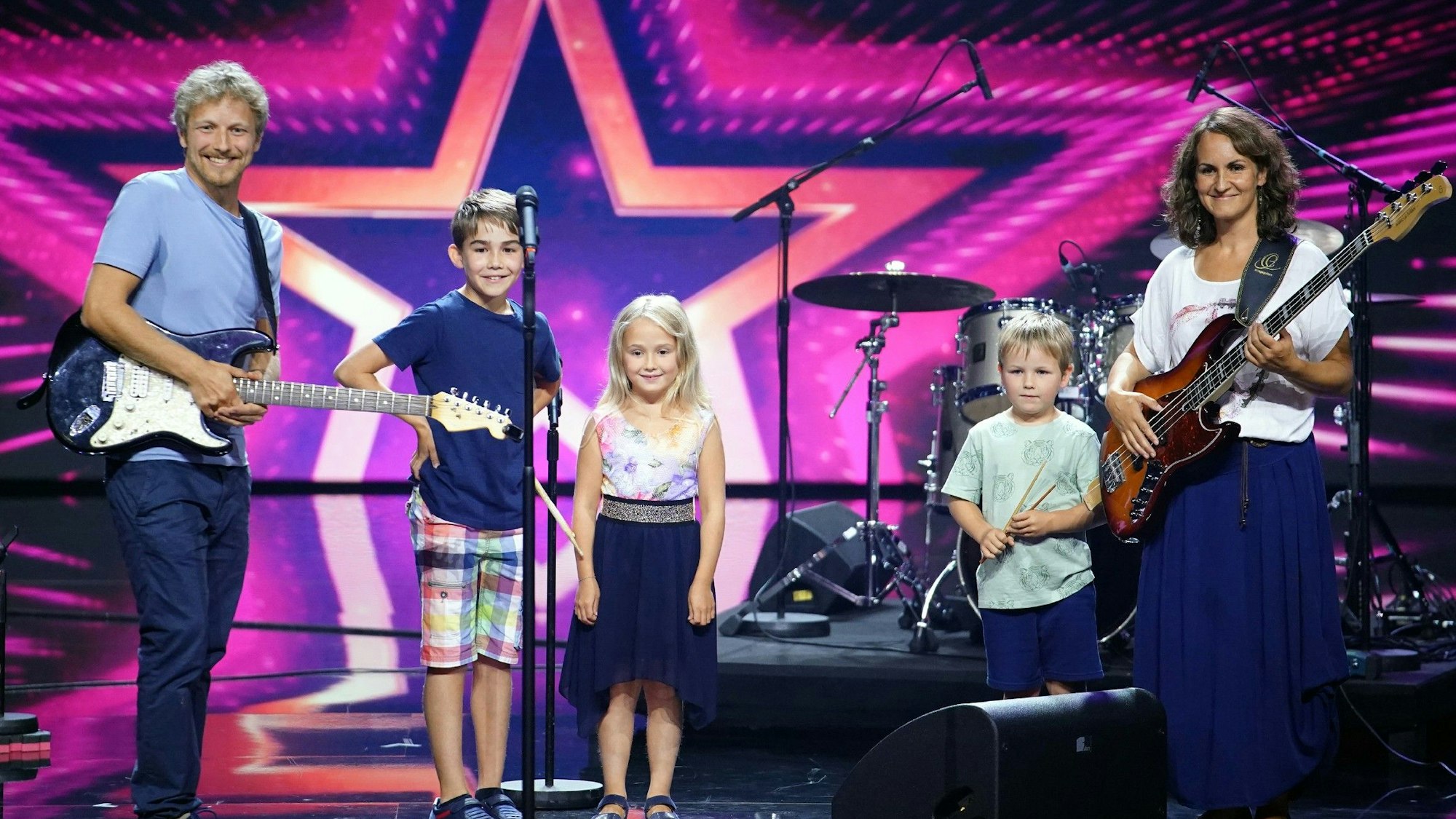 Die „Family Tones“ stehen mit ihrem Instrumenten auf der Bühne.