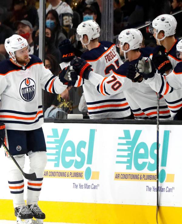 Leon Draisaitl feiert einen Treffer für die Edmonton Oilers mit seinen Teamkollegen.