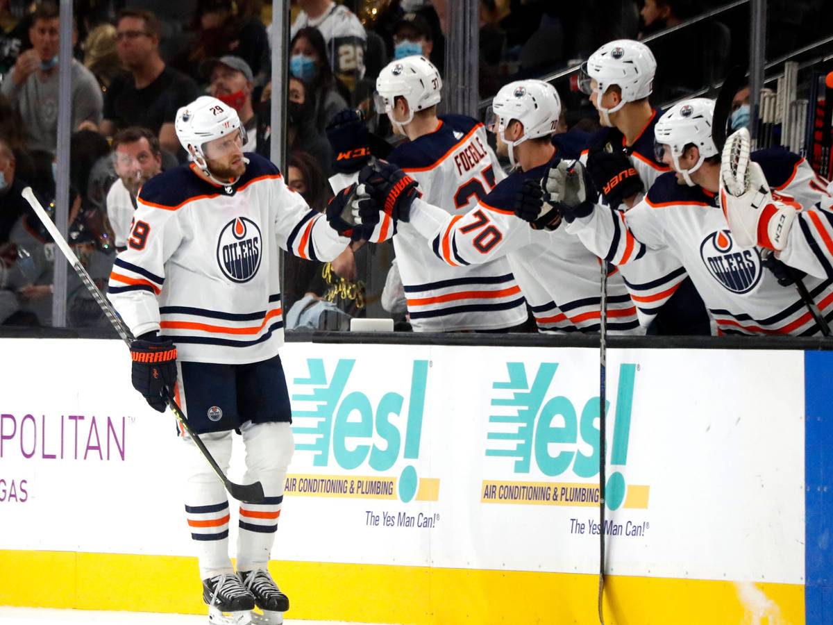 Leon Draisaitl feiert einen Treffer für die Edmonton Oilers mit seinen Teamkollegen.