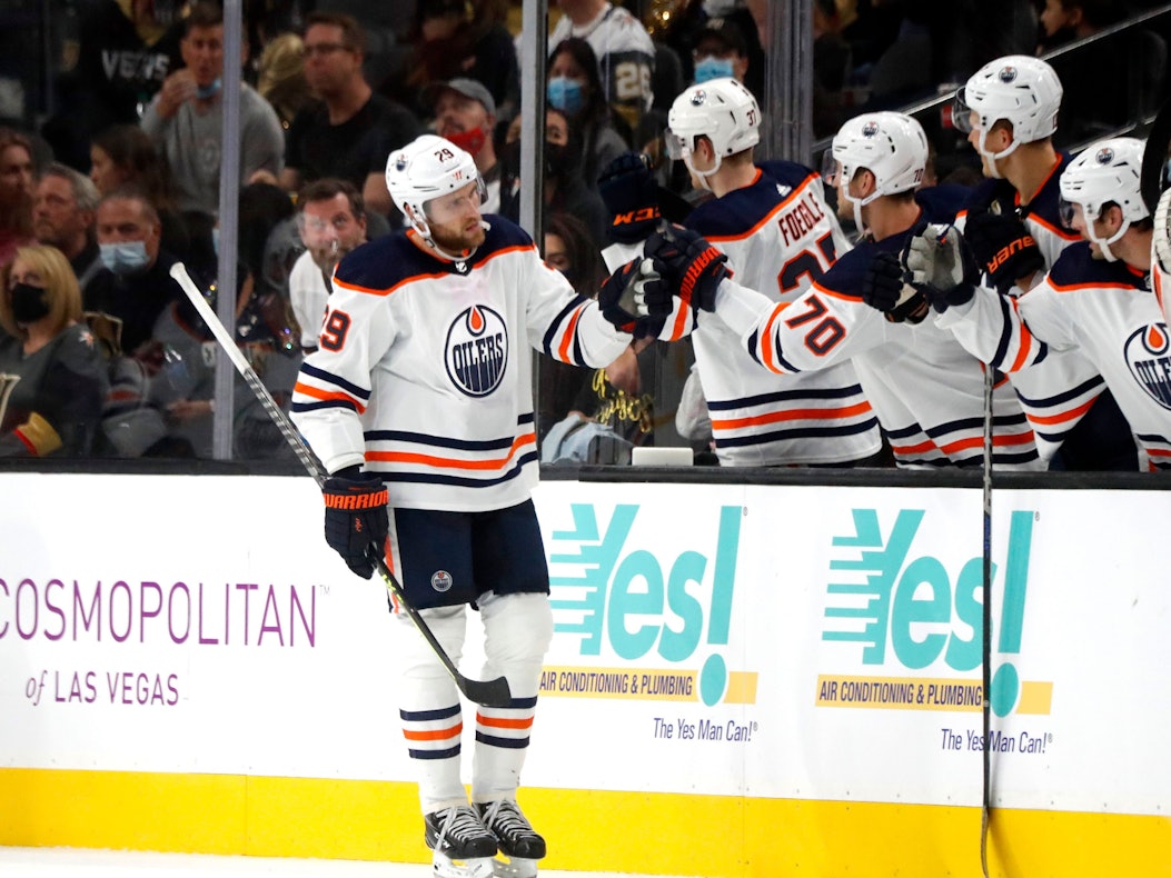 Leon Draisaitl feiert einen Treffer für die Edmonton Oilers mit seinen Teamkollegen.