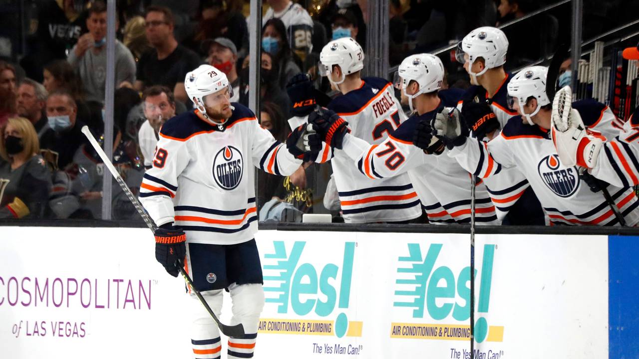 Leon Draisaitl feiert einen Treffer für die Edmonton Oilers mit seinen Teamkollegen.
