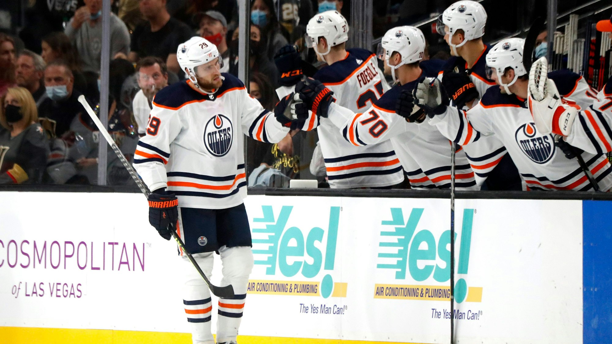 Leon Draisaitl feiert einen Treffer für die Edmonton Oilers mit seinen Teamkollegen.