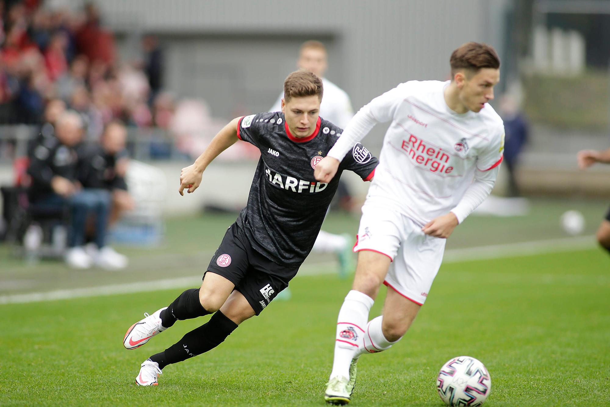 Noah Katterbach führt den Ball im Spiel gegen Rot-Weiß Essen.