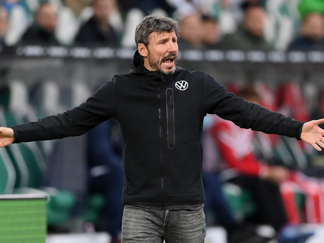 Mark van Bommel hadert mit der Leistung des VfL Wolfsburg.