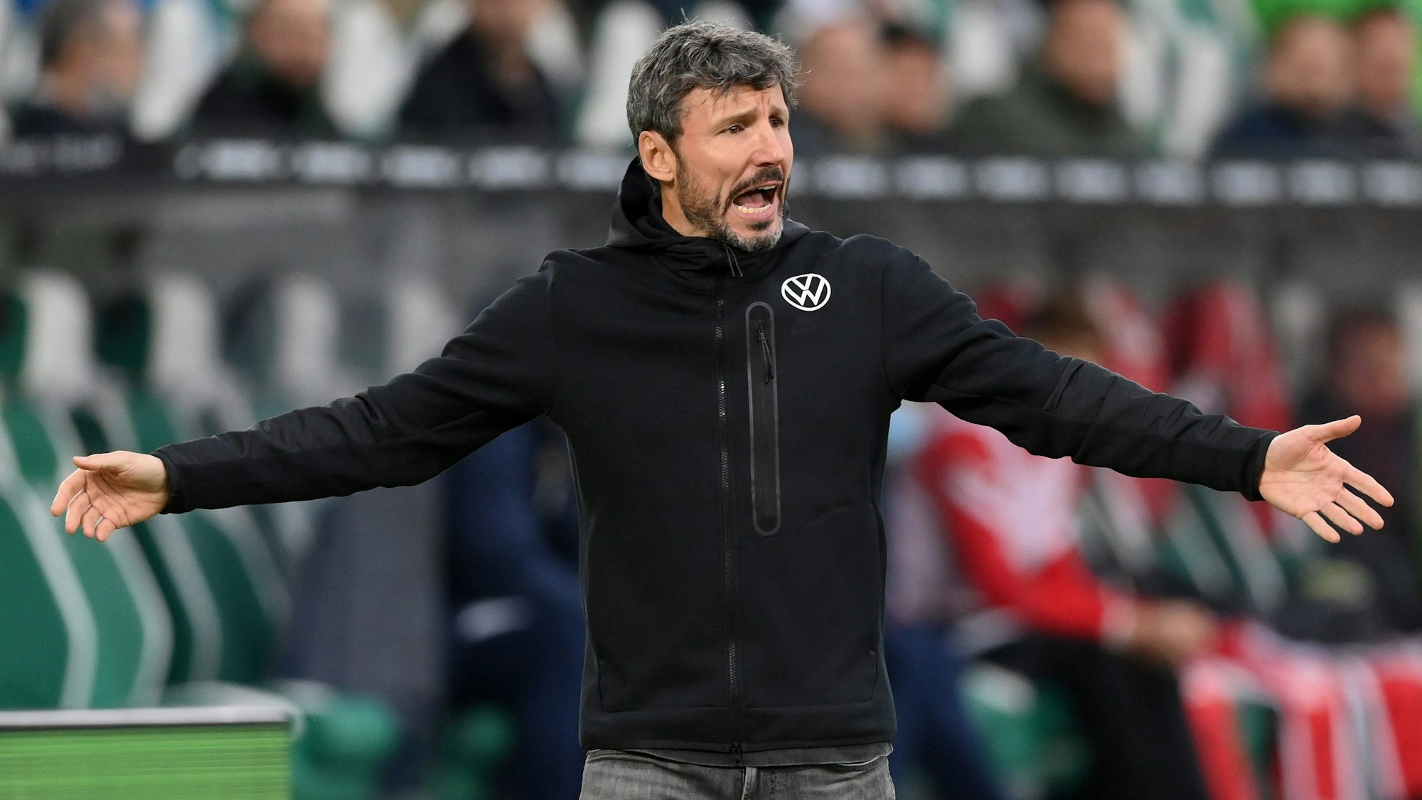 Mark van Bommel hadert mit der Leistung des VfL Wolfsburg.