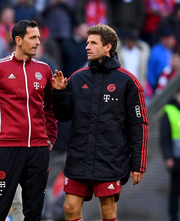 Dino Toppmöller und Thomas Müller vom FC Bayern unterhalten sich.