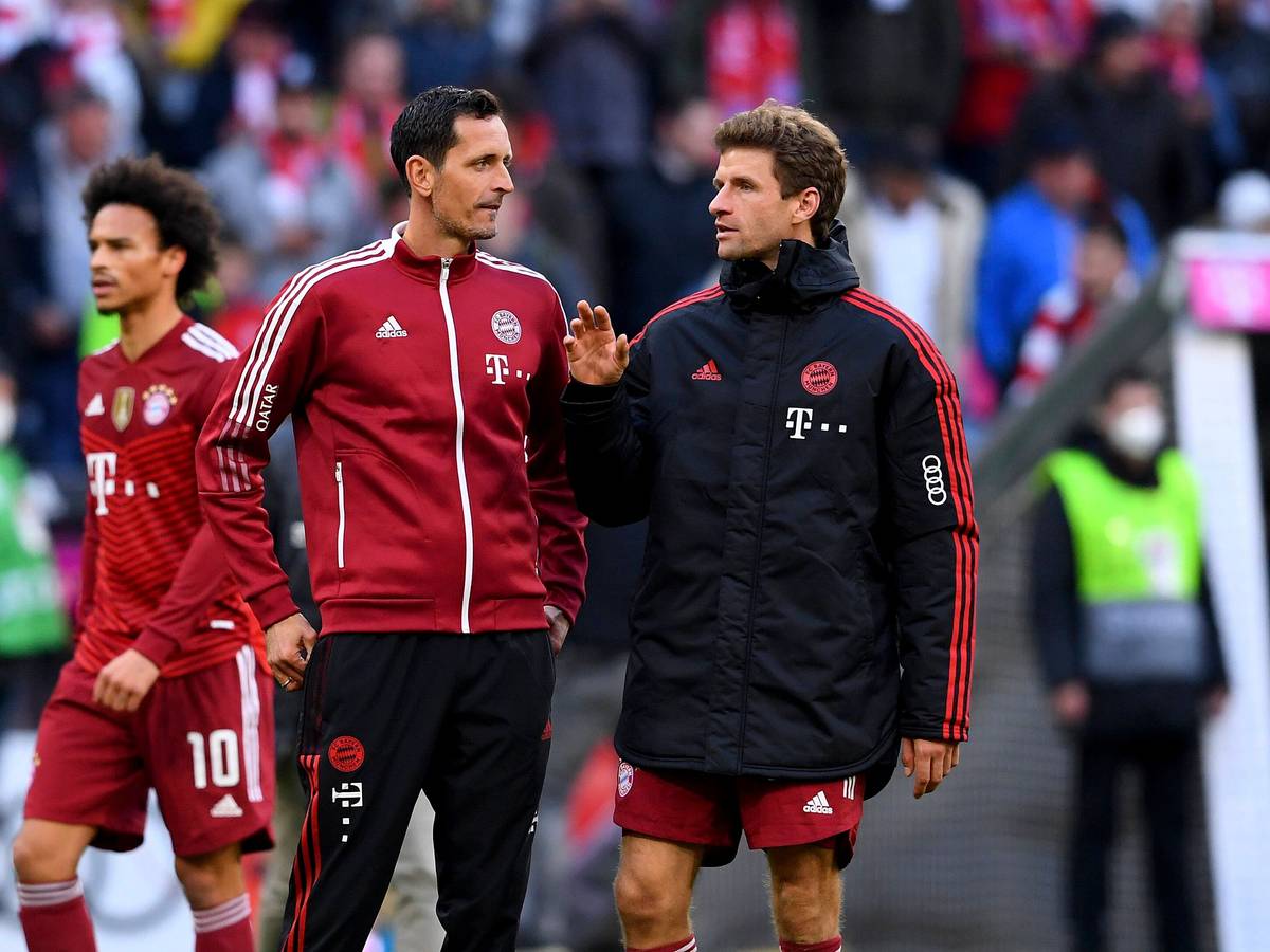 Dino Toppmöller und Thomas Müller vom FC Bayern unterhalten sich.