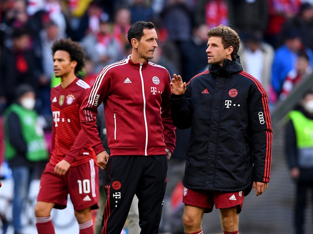 Dino Toppmöller und Thomas Müller vom FC Bayern unterhalten sich.