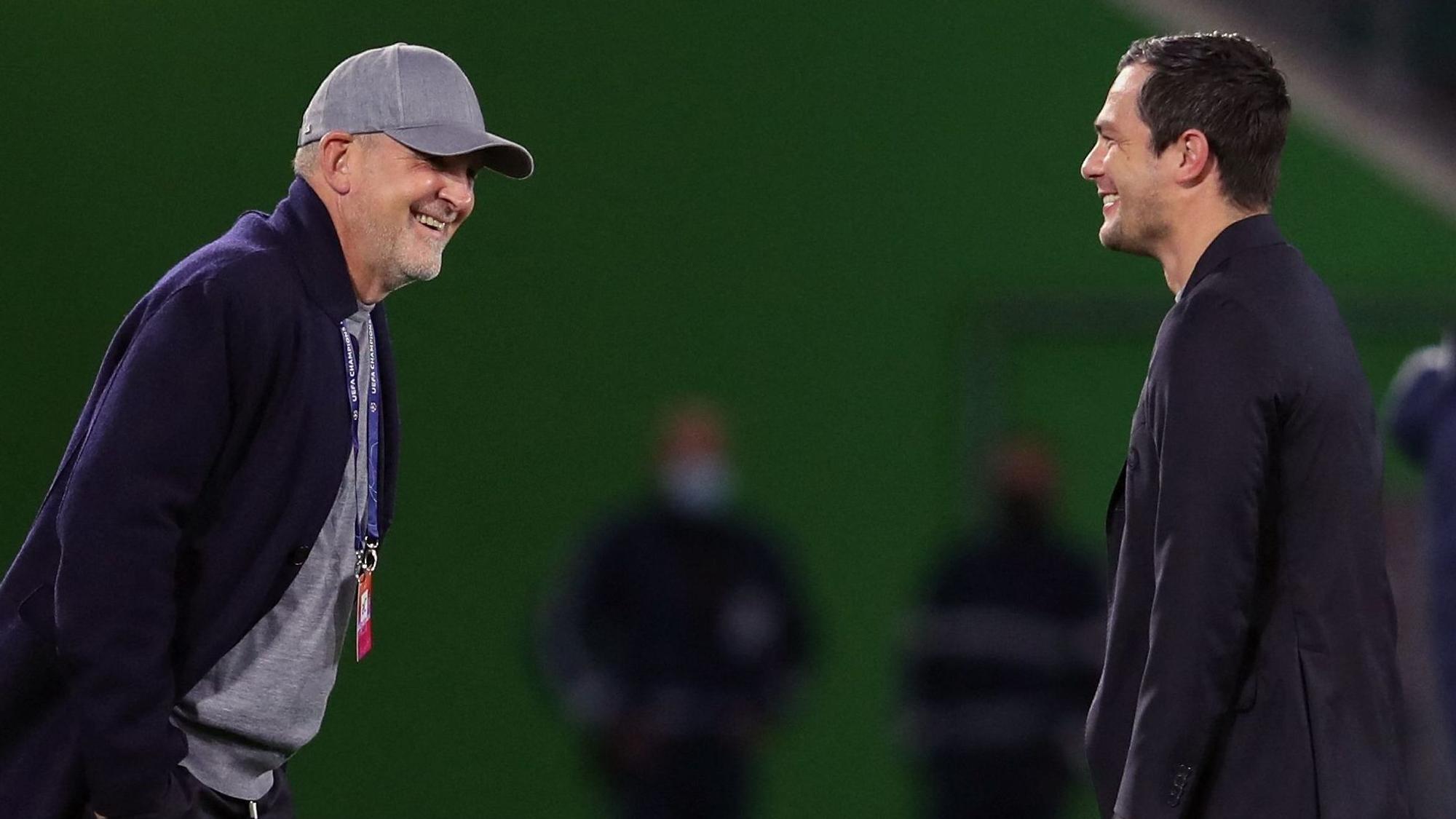 Jörg Schmadtke und Sportdirektor Marcel Schäfer lachen.
