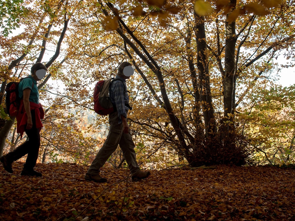 Eigentlich wollten sie nur im Urlaub Wandern – doch dann endete der Trip in NRW tödlich: Ein Mann stürzte am 23. Oktober 2021 40 Meter in die Tiefe. Seine Frau erlitt einen Schock. Unser Symbolbild zeigt ein Wanderer-Paar im Herbst 2017 in Baden-Württemberg.