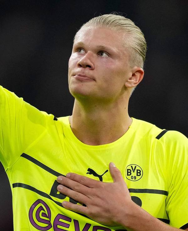 Erling Haaland winkt den Fans von Borussia Dortmund.