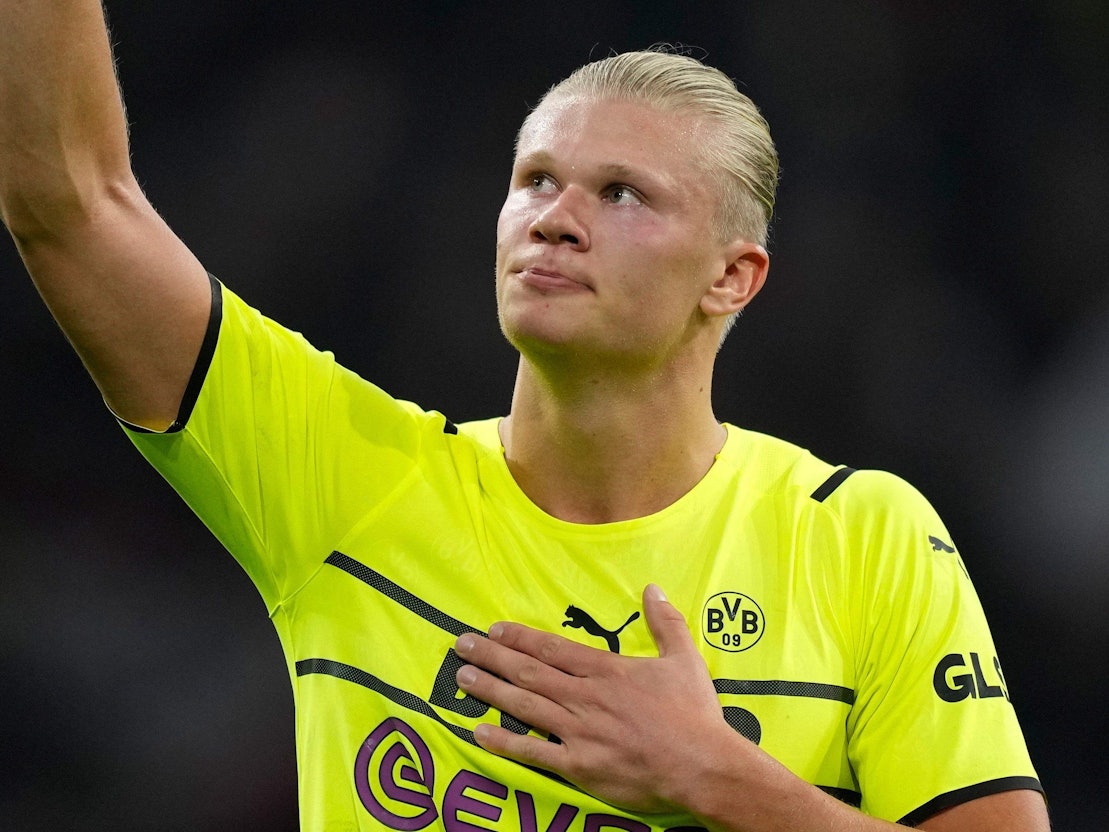 Erling Haaland winkt den Fans von Borussia Dortmund.