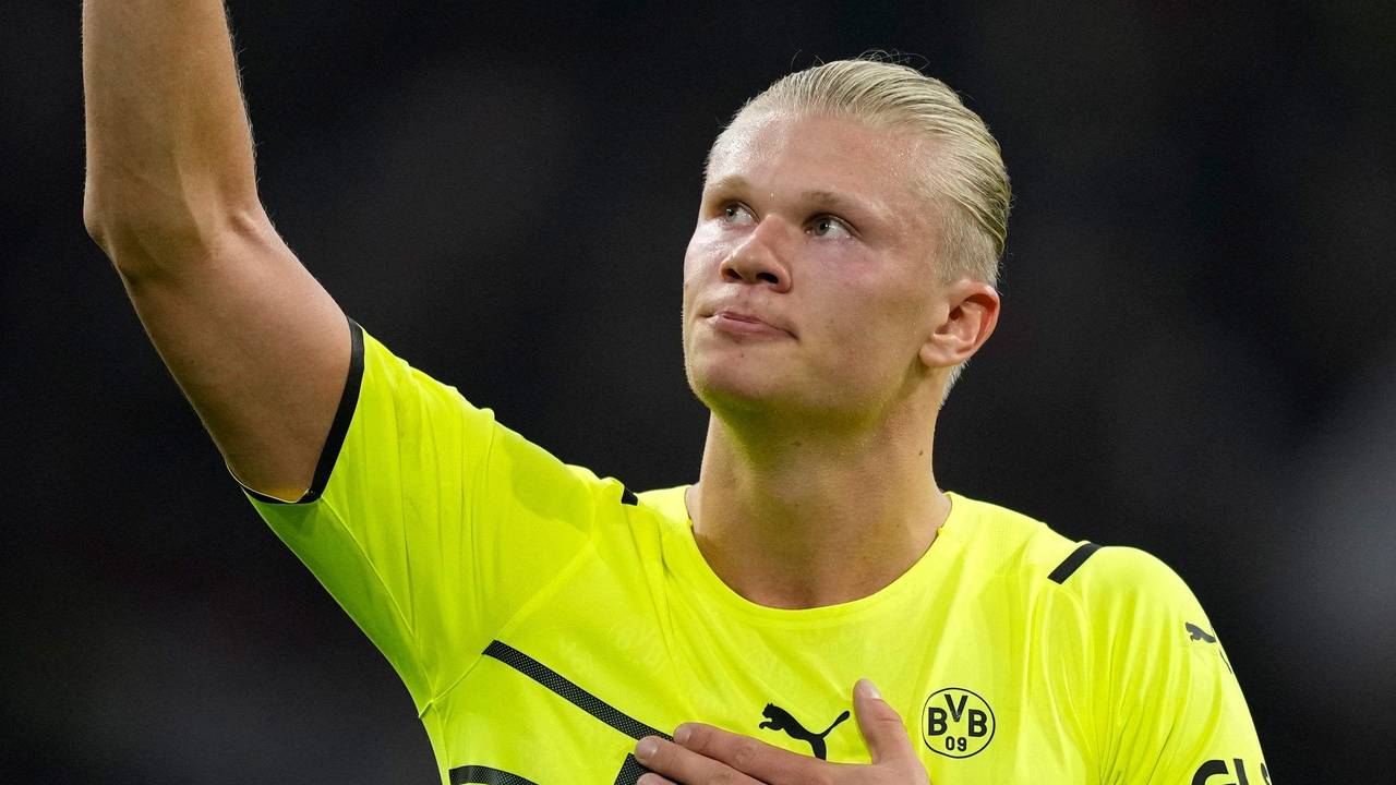 Erling Haaland winkt den Fans von Borussia Dortmund.