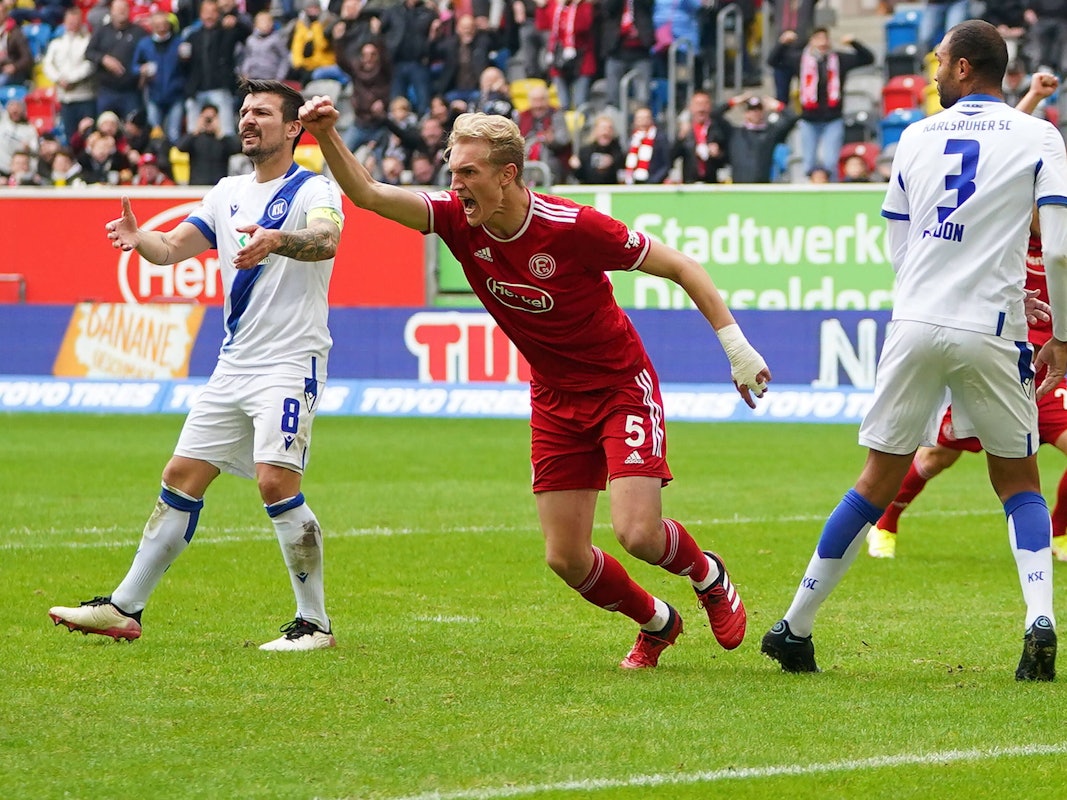 Christoph Klarer jubelt gegen den Karlsruher SC über seinen Treffer zum 2:1 für Fortuna Düsseldorf.