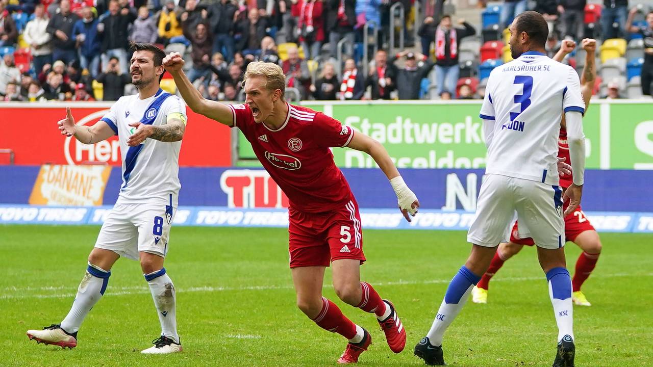 Christoph Klarer jubelt gegen den Karlsruher SC über seinen Treffer zum 2:1 für Fortuna Düsseldorf.