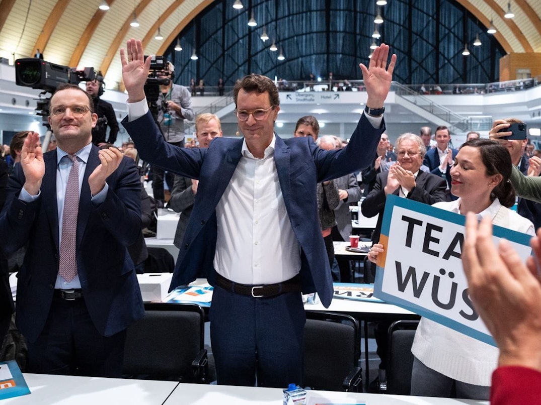 Hendrik Wüst, designierter neuer Landesvorsitzender nimmt nach seiner Rede den Applaus der Delegierten entgegen neben Gesundheitsminister Jens Spahn (l) auf dem Landesparteitag der CDU Nordrhein-Westfalen.