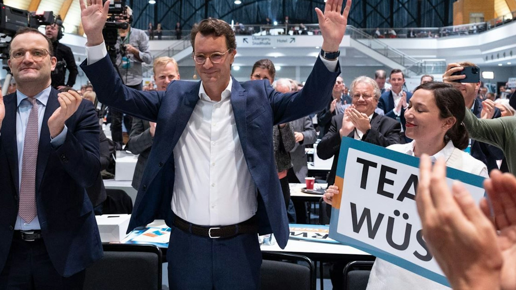 Hendrik Wüst, designierter neuer Landesvorsitzender nimmt nach seiner Rede den Applaus der Delegierten entgegen neben Gesundheitsminister Jens Spahn (l) auf dem Landesparteitag der CDU Nordrhein-Westfalen.